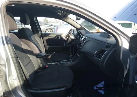 2013 Chrysler 200 Touring z USA, uszkodzony, nr VIN 1C3CCBBB9DN580053